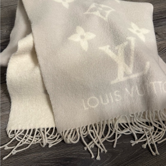 Louis Vuitton Light Gray & Cream LV Logo Reykjavik Cashmere Scarf - Picture 3 of 8